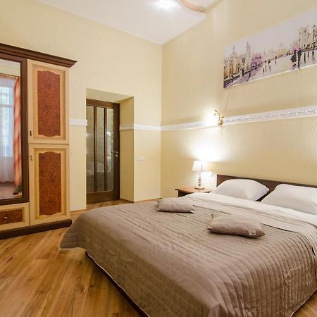 Apartment At Malaya Zhytomyrska 5 Kiev Bagian luar foto