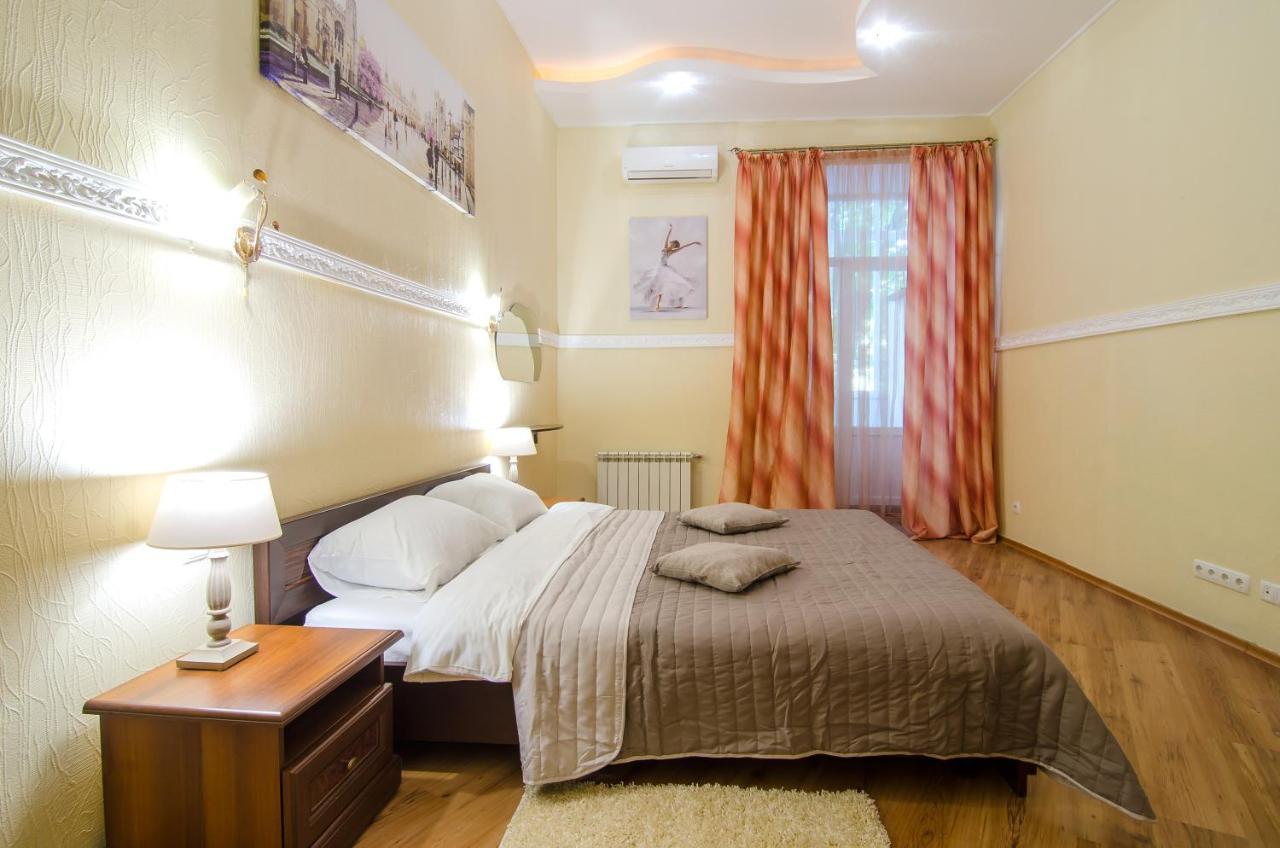 Apartment At Malaya Zhytomyrska 5 Kiev Bagian luar foto