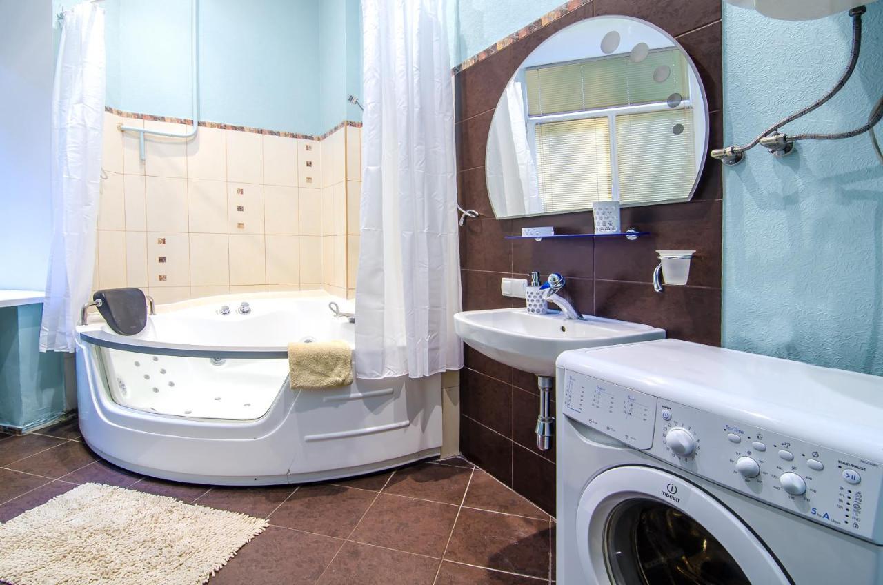 Apartment At Malaya Zhytomyrska 5 Kiev Bagian luar foto
