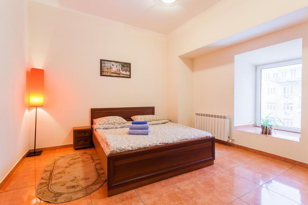 Apartment At Malaya Zhytomyrska 5 Kiev Bagian luar foto